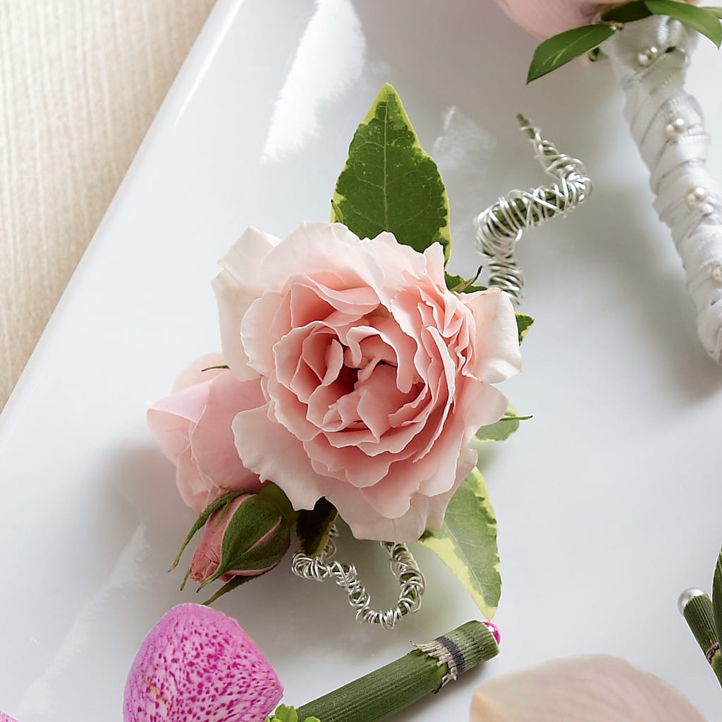 Pink Spray Rose Boutonniere – VICKIE'S FLOWERS, Cypress CA