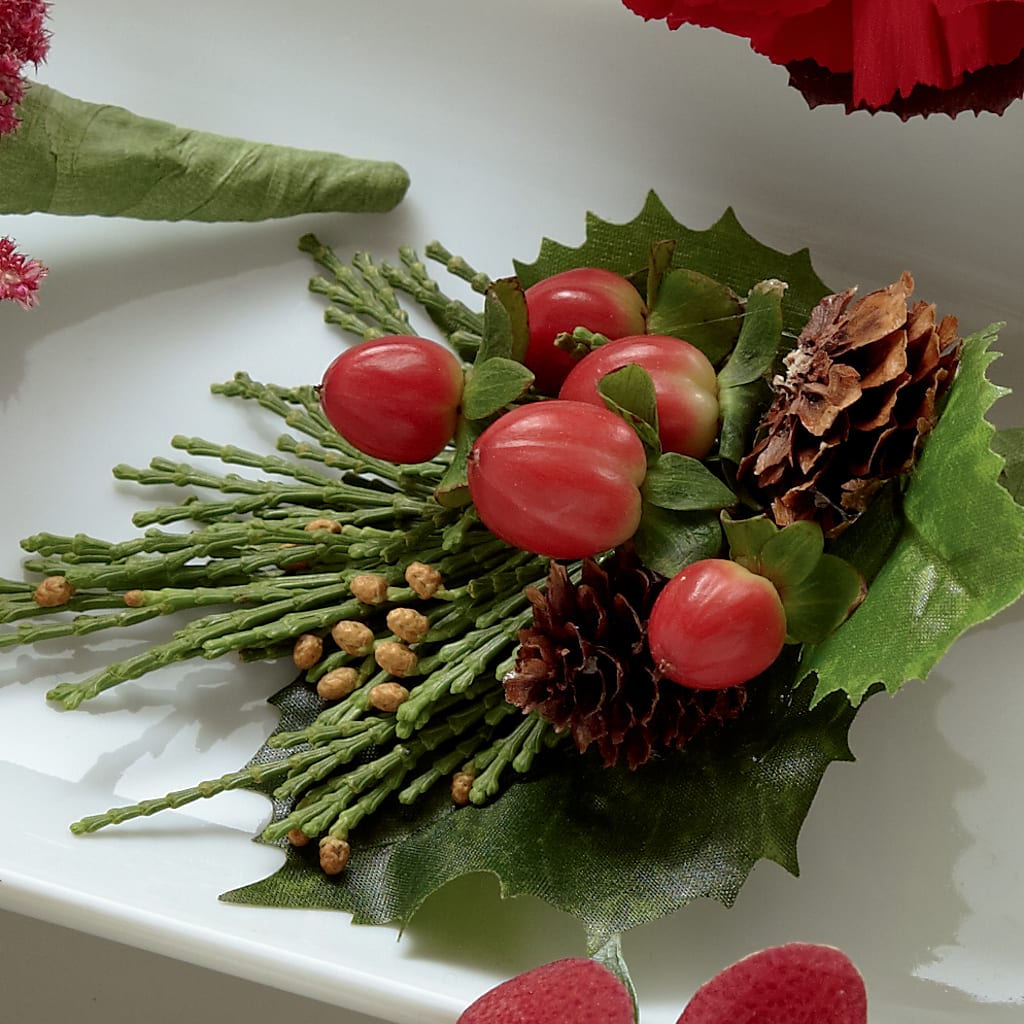 Red Berry Boutonniere – VICKIE'S FLOWERS, Cypress CA